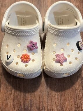 CROCS White Kids Clogs with Pink Star & Flower Charms